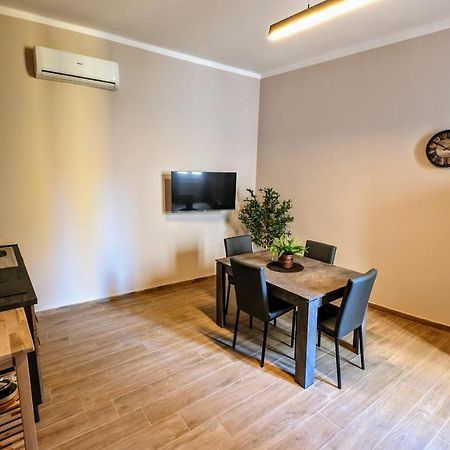 Sea Lion Apartment Трани Екстериор снимка