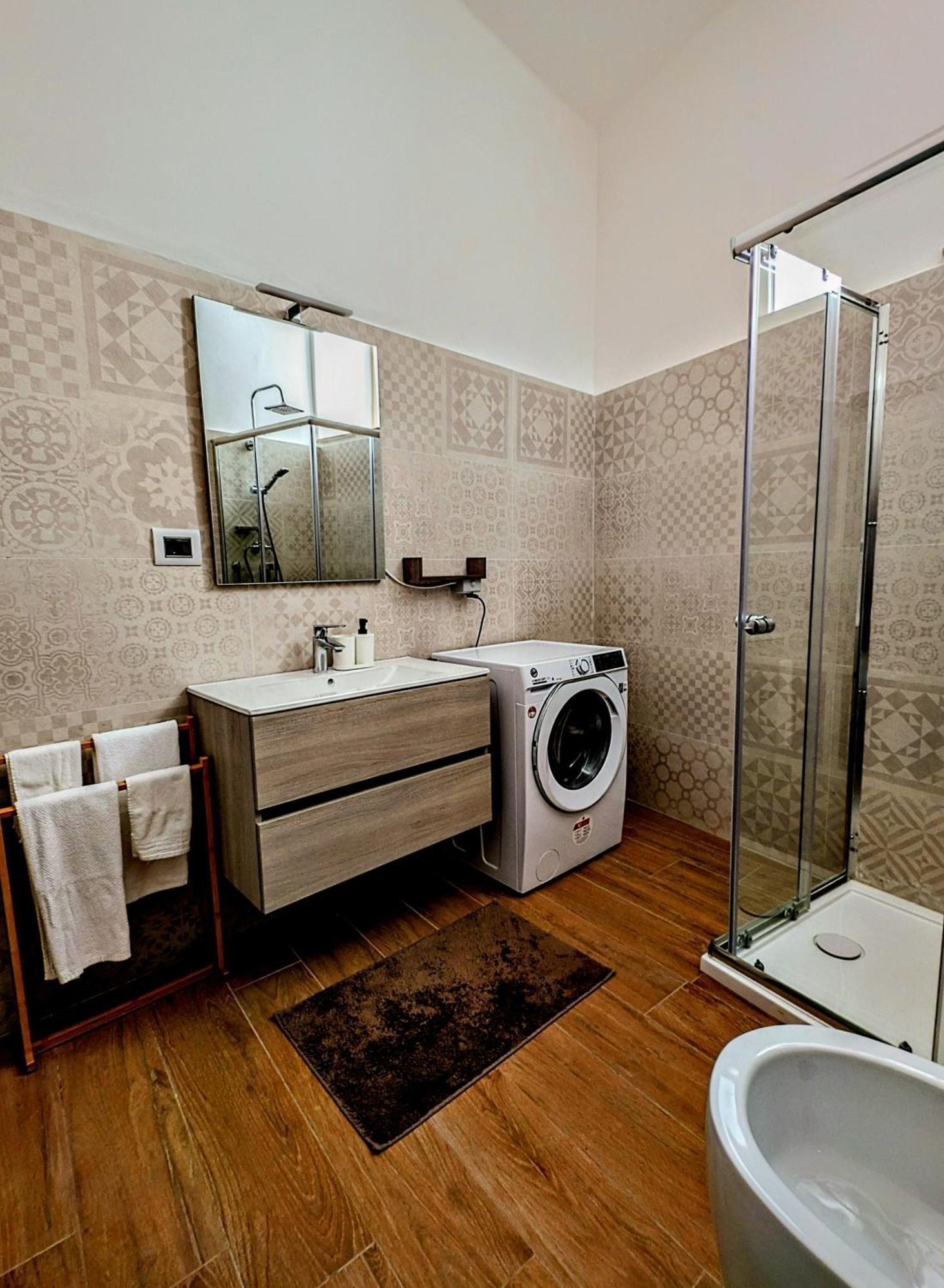 Sea Lion Apartment Трани Екстериор снимка